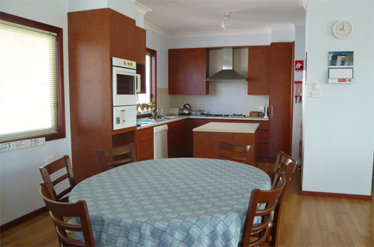 ARET Australian Recreation & Educational Tours Wollongong - Group Accommodation kitchen and dining room